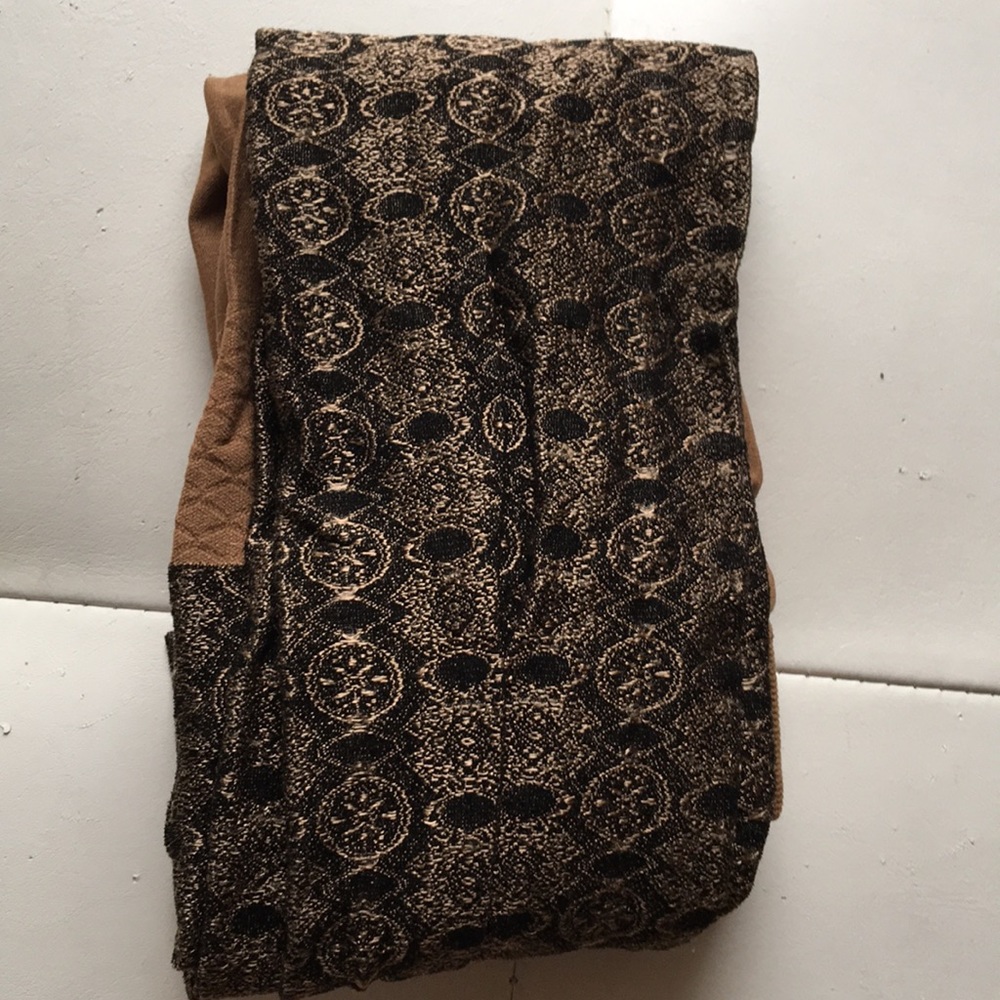 Black and gold pattern tights